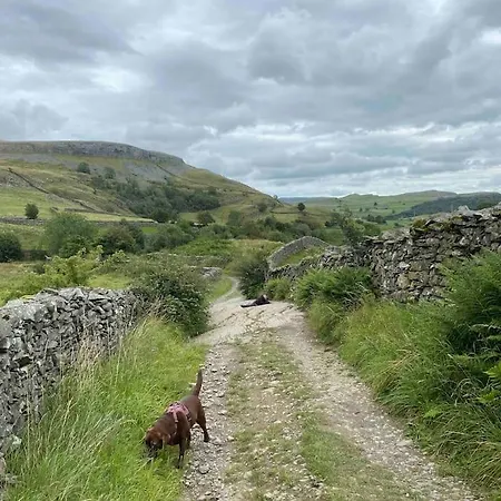 Charming Dog-friendly Yorkshire Dales Cottage, Austwick