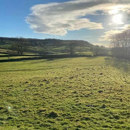 Charming Dog-friendly Yorkshire Dales Cottage, Austwick