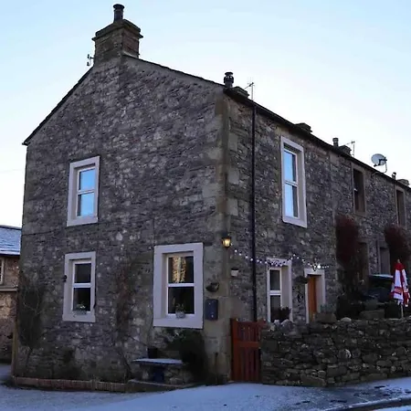 Charming Dog-friendly Yorkshire Dales Cottage, Austwick